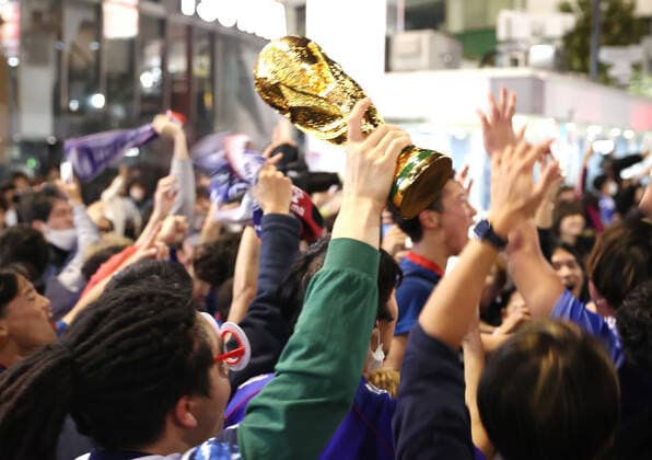 November 24, 2022, Tokyo, Japan - Japanese football fans celebrate Japan s victory at the FIFA World Cup in Qatar against Germany in Tokyo on Thursday, November 24, 2022. Japan s national football team defeated Germany 2-1 at the FIFA World Cup preliminary round in Qatar.  , aflo_204578294.jpg,