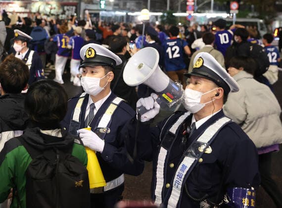 November 24, 2022, Tokyo, Japan - Japanese football fans celebrate Japan s victory at the FIFA World Cup in Qatar against Germany in Tokyo on Thursday, November 24, 2022. Japan s national football team defeated Germany 2-1 at the FIFA World Cup preliminary round in Qatar.  , aflo_204578306.jpg,