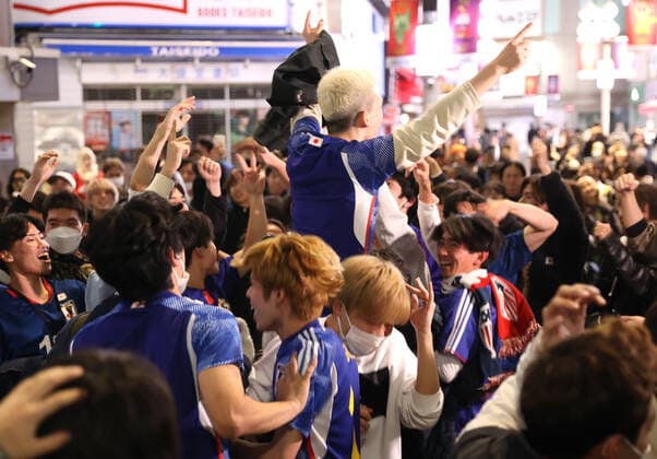 November 24, 2022, Tokyo, Japan - Japanese football fans celebrate Japan s victory at the FIFA World Cup in Qatar against Germany in Tokyo on Thursday, November 24, 2022. Japan s national football team defeated Germany 2-1 at the FIFA World Cup preliminary round in Qatar.  , aflo_204578314.jpg,