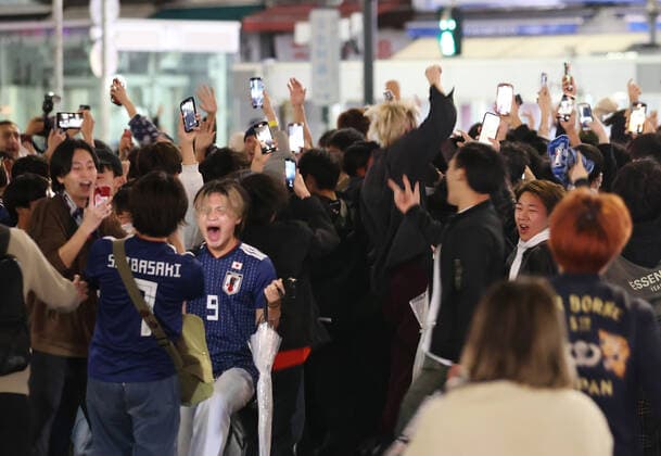 November 24, 2022, Tokyo, Japan - Japanese football fans celebrate Japan s victory at the FIFA World Cup in Qatar against Germany in Tokyo on Thursday, November 24, 2022. Japan s national football team defeated Germany 2-1 at the FIFA World Cup preliminary round in Qatar.  , aflo_204578363.jpg,