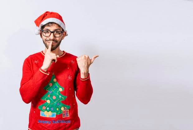  Mann in Weihnachtspullover in Stille Geste zeigt auf die Seite, Guy in Weihnachtsmütze mit Finger auf den Lippen zeigt auf die Seite. Bärtiger Mann in Weihnachtsmütze in der Stille Geste zeigt Promo *** Man in Weihnachtspullover in Silence Gesture shows at the Side, Guy in Christmas cap with Finger at the Lips shows at the Page Bearded beard Man in Christmas cap in the Silence Gesture shows Promo Copyright: imageBROKER/IsaixHernandez ibxiih08832163.jpg ,model released, Symbolfoto ,property released