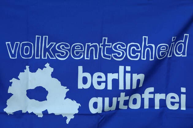 GLOBALER KLIMASTREIK AM 23. SEPTEMBER - GER, Germany, Deutschland, Berlin, 23.09.2022 - Berlin-Mitte: Mit einer weltweiten Protestaktion geht die Jugendbewegung FRIDAYS FOR FUTURE unterstützt von diversen gesamtgesellschaftlichen Bündnissen auf die Straße. Unter dem Motto: PeopleNotProfit fordert Fridays for Future am 23. September 2022 auf allen Kontinenten und überall in Deutschland ein, dass die Politik nicht mehr länger Konzerninteressen über Menschenleben stellt. In Berlin kommen zehntausende Demonstranten im Invalidenpark zu einer Auftaktkundgebung zusammen, um anschließend in einem großen Protestzug durch das Regierungsviertel zu ziehen. Danach versammeln sich die Protestierenden zu einer Abschlusskundgebung wieder im Invali