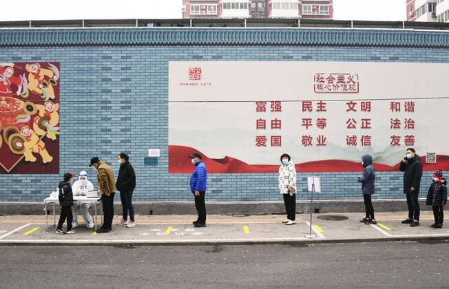 News Bilder des Tages Scene in Beijing People line up for PCR tests in Beijing on Nov. 24, 2022, as authorities maintain their zero-COVID-19 policy.  A14AA0001361367P