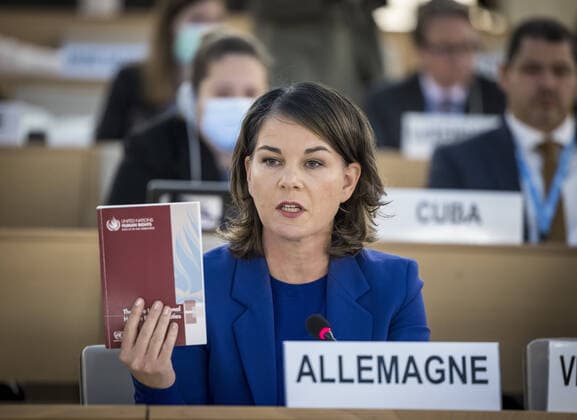Bilder des Jahres, News 11 November News Themen der Woche KW47 Rede von Annalena Baerbock (Buendnis 90 Die Gruenen), bei der Sondersitzung des Menschrechtsrates der Vereinten Nationen zur Menschenrechtslage in der Islamischen Republik Iran. Hier haelt Baerbock ein Buch mit dem UN-Zivilpakt hoch (Internationaler Pakt ueber buergerliche und politische Rechte). Genf Schweiz *** Speech by Annalena Baerbock Buendnis 90 Die Gruenen , at the special session of the United Nations Human Rights Council on the human rights situation in the Islamic Republic of Iran Here Baerbock holds up a book with the UN Civil Covenant International Covenant on Civil and Political Rights Geneva Switzerland Copyright: xThomasxKoehlerx
