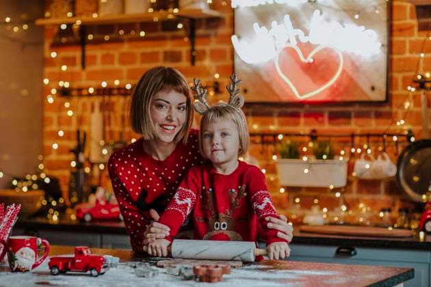 Smiling mother and daughter with rolling pin in illuminated kitchen at home model released, Symbolfoto property released, MDOF00153
