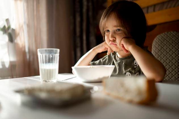 Upset boy with food on dining table at home model released, Symbolfoto property released, ANAF00515