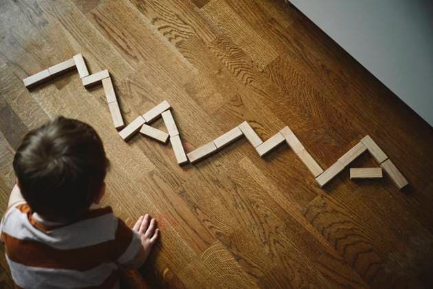 Creative Highlights Symbolbilder Boy looking at MAMA text made with wooden blocks on hardwood floor at home model released, Symbolfoto property released, EYAF02342
