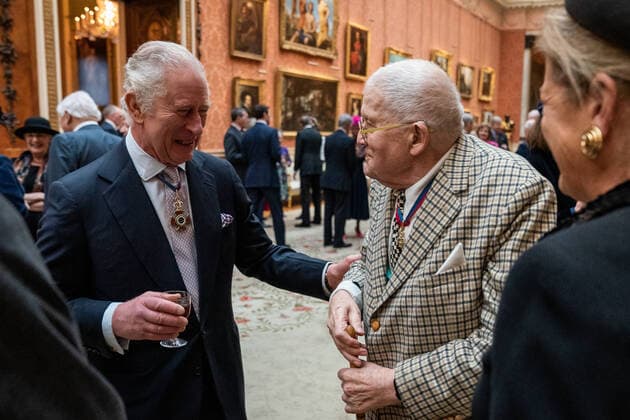 Entertainment Themen der Woche KW47 . 24 11 2022. London, United Kingdom. King Charles III talks with artist David Hockney during a luncheon for members of the Order of Merit at Buckingham Palace in London.  xPoolx xi-Imagesx IIM-23959-0004