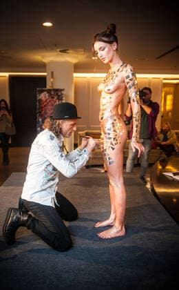 25 11 2022 xesx Frankfurt am Main, Hotel Sofitel Fashion Week Winter 2022 A foretaste of the Winter Fashion Week at the Sofitel here Bodypainter Johnny Dar at work. ES