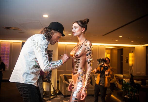 25 11 2022 xesx Frankfurt am Main, Hotel Sofitel Fashion Week Winter 2022 A foretaste of the Winter Fashion Week at the Sofitel here Bodypainter Johnny Dar at work. ES
