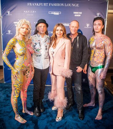25 11 2022 xesx Frankfurt am Main, Hotel Sofitel Fashion Week Winter 2022 A foretaste of the Winter Fashion Week at the Sofitel Picture shows from left body painter Johnny Dar, Fashion Lounge maker Sevinc Yerli, star photographer Frederic Auerbach and two models. ES