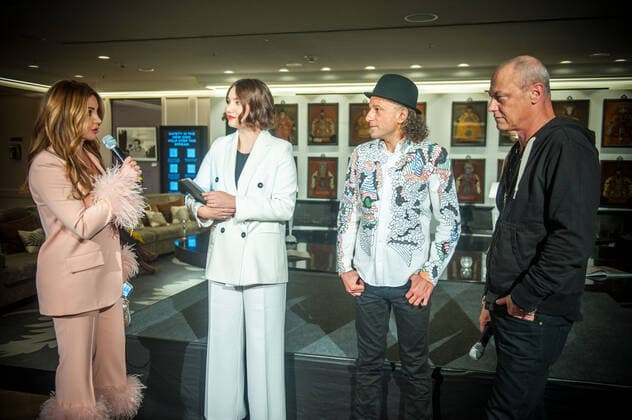 25 11 2022 xesx Frankfurt am Main, Hotel Sofitel Fashion Week Winter 2022 A foretaste of the Winter Fashion Week at the Sofitel Picture shows from left Fashion Lounge maker Sevinc Yerli talking with host Dasha, bodypainter Johnny Dar and star photographer Frederic Auerbach. ES