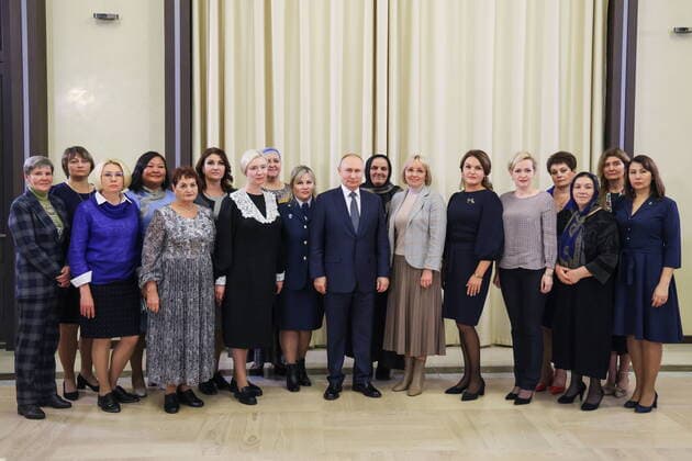 Bilder des Jahres, News 11 November News Themen der Woche KW47 RUSSIA, MOSCOW REGION - NOVEMBER 25, 2022: Russia s President Vladimir Putin poses for a group photo after a meeting at the Novo-Ogaryovo residence with mothers of servicemen taking part in the special military operation. Alexander Shcherbak TASS  56080272