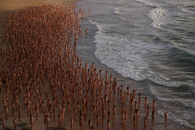 Bilder des Jahres 2022, Entertainment 11 November Entertainment Themen der Woche KW47 Entertainment Bilder des Tages SPENCER TUNICK NUDE BEACH INSTALLATION SYDNEY, Thousands of people stand nude, as part of an installation by contemporary artist Spencer Tunick, at Bondi Beach in Sydney, Saturday, November 26, 2022. Thousands of people have bared all for photographer Spencer Tunick at Sydney s Bondi Beach. The shoot aims to remind people to get checked for skin cancer. ( NO ARCHIVING, EDITORIAL USE ONLY, NO USE IN BOOKS WITHOUT CONSENT SYDNEY NSW AUSTRALIA  Copyright: xDEANxLEWINSx 20221126001735200720