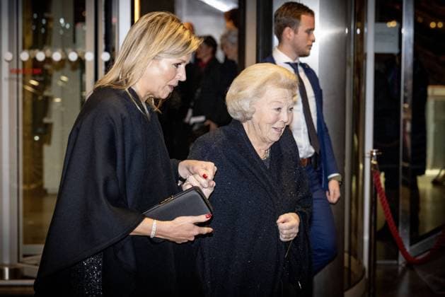 AMSTERDAM - Queen Maxima and Princess Beatrix depart from the Concertgebouw. They visited a concert by the Royal Concertgebouw Orchestra, conducted by the 26-year-old future chief conductor Klaus Makela. Queen Maxima is the patroness of the orchestra. ANP ROBIN UTRECHT netherlands out - belgium out *** AMSTERDAM Queen Maxima and Princess Beatrix depart from the Concertgebouw They visited a concert by the Royal Concertgebouw Orchestra, conducted by the 26 year old future chief conductor Klaus Makela Queen Maxima is the patroness of the orchestra ANP ROBIN UTRECHT netherlands out belgium out  Copyright: xx x458353017x originalFilename: 458353017.jpg