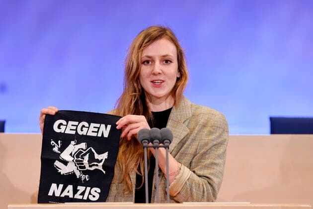 Bilder des Jahres, News 11 November News Themen der Woche KW47 News Bilder des Tages Journalistin Valerie Schönian mit einem Aufnäher mit der Aufschrift Gegen Nazis bei den Feierlichkeiten zum 70-jährigen Bestehen der Bundeszentrale für politische Bildung (bpb) im Bundeshaus in Bonn. Bonn, 25.11.2022 NRW Deutschland *** Journalist Valerie Schönian wearing a patch with the inscription Against Nazis during the celebrations of the 70th anniversary of the Federal Agency for Civic Education bpb at the Federal Palace in Bonn Bonn, 25 11 2022 NRW Germany Copyright: xChristophxHardtx