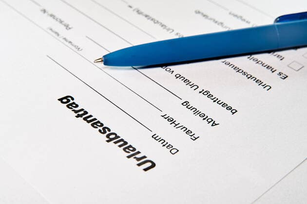 Urlaubsantrag eines Arbeitnehmers Urlaubsantrag eines Arbeitnehmers auf einem Schreibtisch Copyright: xZoonar.com HeikoxKueverlingx 12854122