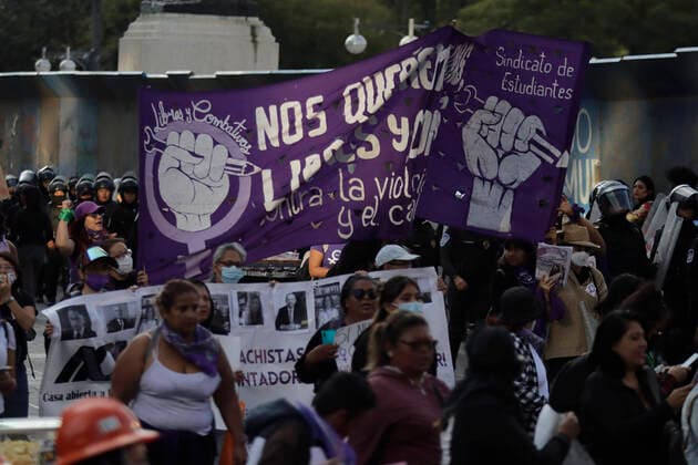 International Day For The Elimination Of Violence Against Women Mothers of victims of feminicide, relatives of disappeared persons and various feminist collectives march with banners and posters from the Angel of Independence to the Zocalo in Mexico City on the occasion of the International Day for the Elimination of Violence against Women. This day aims to prevent and eliminate violence against women and girls around the world. Mexico City Mexico City Mexico  Copyright: xGerardoxVieyrax originalFilename: vieyra-notitle221125_npS6P.jpg