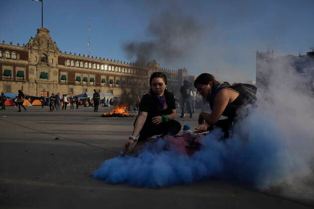 International Day For The Elimination Of Violence Against Women Members of the feminist Black Bloc burns a flare in the Zocalo in Mexico City to mark the International Day for the Elimination of Violence against Women. This day aims to prevent and eliminate violence against women and girls around the world. Mexico City Mexico City Mexico  Copyright: xGerardoxVieyrax originalFilename: vieyra-notitle221125_np8Om.jpg