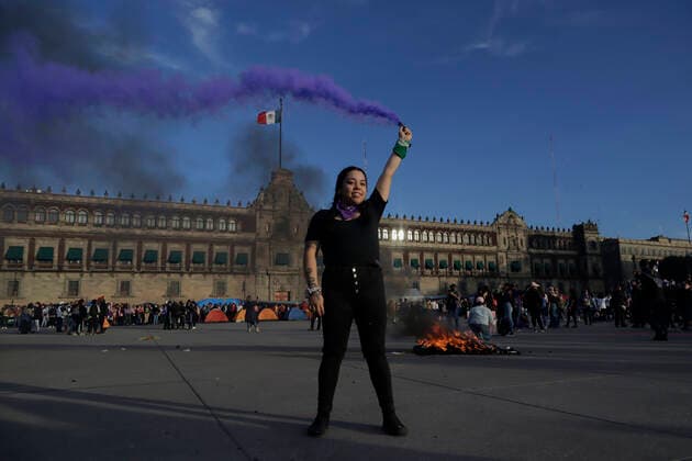 International Day For The Elimination Of Violence Against Women A member of the feminist Black Bloc burns a flare in the Zocalo in Mexico City to mark the International Day for the Elimination of Violence against Women. This day aims to prevent and eliminate violence against women and girls around the world. Mexico City Mexico City Mexico  Copyright: xGerardoxVieyrax originalFilename: vieyra-notitle221125_npawQ.jpg