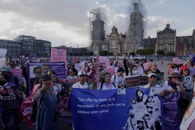 International Day For The Elimination Of Violence Against Women Mothers of victims of feminicide, relatives of disappeared persons and various feminist collectives demonstrate in the Zocalo of Mexico City on the occasion of the International Day for the Elimination of Violence against Women. This day aims to prevent and eliminate violence against women and girls around the world. Mexico City Mexico City Mexico  Copyright: xGerardoxVieyrax originalFilename: vieyra-notitle221125_npcq4.jpg