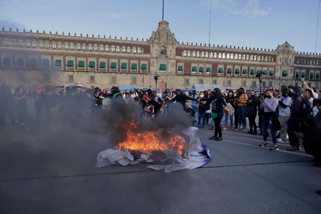 International Day For The Elimination Of Violence Against Women Members of the feminist Black Bloc burn banners and posters while demonstrating in Mexico City s Zocalo to mark the International Day for the Elimination of Violence against Women. This day aims to prevent and eliminate violence against women and girls around the world. Mexico City Mexico City Mexico  Copyright: xGerardoxVieyrax originalFilename: vieyra-notitle221125_npXsg.jpg