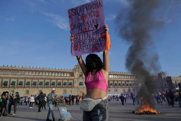 International Day For The Elimination Of Violence Against Women A member of the feminist Black Bloc holds a banner while other women burn posters in Mexico City s Zocalo to mark the International Day for the Elimination of Violence against Women. This day aims to prevent and eliminate violence against women and girls around the world. Mexico City Mexico City Mexico  Copyright: xGerardoxVieyrax originalFilename: vieyra-notitle221125_npdum.jpg