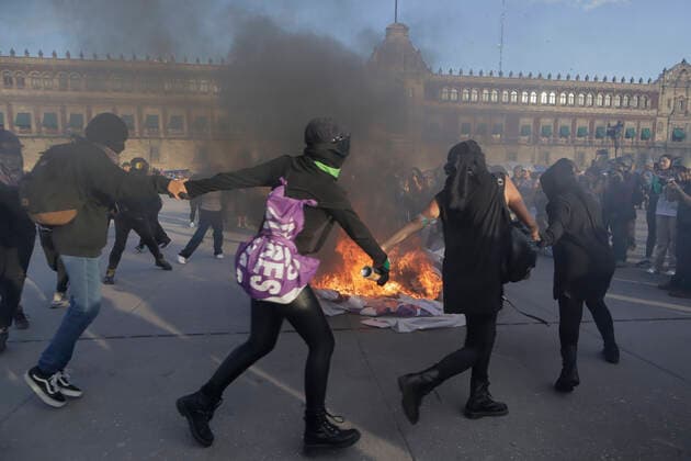 News Bilder des Tages International Day For The Elimination Of Violence Against Women Members of the feminist Black Bloc burn banners and posters while demonstrating in Mexico City s Zocalo to mark the International Day for the Elimination of Violence against Women. This day aims to prevent and eliminate violence against women and girls around the world. Mexico City Mexico City Mexico  Copyright: xGerardoxVieyrax originalFilename: vieyra-notitle221125_npQDi.jpg