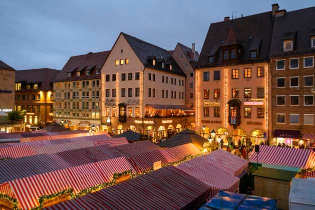 Eröffnung vom Nürnberger Christkindlesmarkt in der Altstadt. Nürnberg, 25.11.2022 *** Opening of the Nuremberg Christmas Market in the Old Town Nuremberg, 25 11 2022 Foto:xD.xAnoraganingrumx xFuturexImage