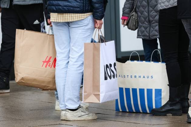 Shopping in Hamburg DEU, Deutschland, Hamburg: Passanten mit Einkaufstüten sind am Shopping-Tag Black Friday in der Innenstadt von Hamburg unterwegs. Hamburg Hamburg Deutschland *** Shopping in Hamburg DEU, Germany, Hamburg Passersby with shopping bags are walking in the city center of Hamburg on shopping day Black Friday Hamburg Germany