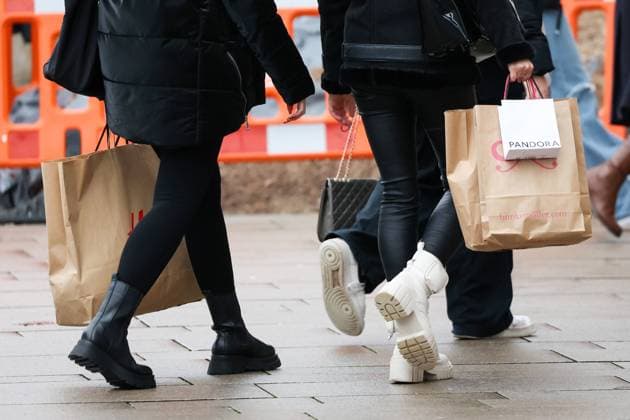 Shopping in Hamburg DEU, Deutschland, Hamburg: Passanten mit Einkaufstüten sind am Shopping-Tag Black Friday in der Innenstadt von Hamburg unterwegs. Hamburg Hamburg Deutschland *** Shopping in Hamburg DEU, Germany, Hamburg Passersby with shopping bags are walking in the city center of Hamburg on shopping day Black Friday Hamburg Germany