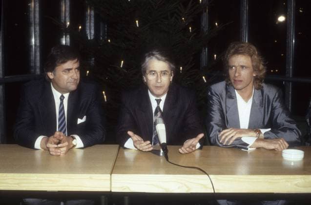 Wolfgang Penk, Frank Elstner und Thomas Gottschalk (v.li.) 12 86 rag Frank Elstner (Mi.) mit Wolfgang Penk (li.) und Thomas Gottschalk am Rande von Wetten, dass..? (ZDF) am 13. Dezember 1986 aus Hagen Bekanntgabe von Th. Gottschalk als neuem Gastgeber der Sendung Deutschland deutsch deutscher deutsche Männer Mann TV TV-Moderator Fernsehen Fernsehmoderator Moderator Moderation Radio Radiomoderator Radiomacher Showmaster Fernsehshowentwickler Show Fernsehshow Produzent Fernsehproduzent Ex ehemaliger Unterhaltungschef Entertainer german presenter host producer quer halb sitzend redend sprechend neutral gestikulierend Mikrofon *** Wolfgang Penk, Frank Elstner and Thomas Gottschalk v li 12 86 rag Frank Elstner Mi with Wolfgang Penk