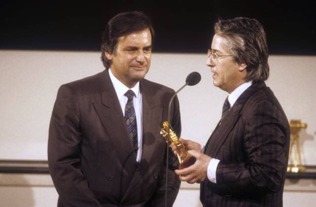 Frank Elstner (re.) und Wolfgang Penk 02 87 ru Frank Elstner (re.) mit Wolfgang Penk bei der Verleihung der Goldenen Kamera am 19. Februar 1987 in Berlin Deutschland deutsch deutscher deutsche Männer Mann TV TV-Moderator Fernsehen Fernsehmoderator Moderator Moderation Radio Radiomoderator Radiomacher Showmaster Fernsehshowentwickler Show Fernsehshow Produzent Fernsehproduzent Ex ehemaliger Unterhaltungschef Goldene Fernsehpreis Auszeichnung german presenter host producer quer halb stehend Profil redend sprechend neutral Mikrofon Preis haltend *** Frank Elstner re and Wolfgang Penk 02 87 ru Frank Elstner re with Wolfgang Penk at the award ceremony of the Golden Camera on 19 February 1987 in Berlin Germany German German men man TV TV p