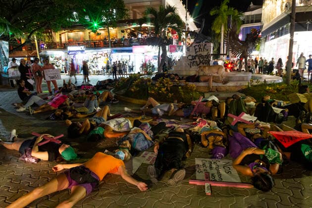 November 25, 2022, Playa del Carmen, Mexico: Women take part during a demonstration on the occasion of the International Day for the Eradication of Violence against Women at Fifth Avenue. on November 25, 2022 in Playa del Carmen, Mexico. Olaya del Carmen Mexico - ZUMAe321 20221125_zia_e321_026 Copyright: xNataliaxPescador xEyepixxGroupx