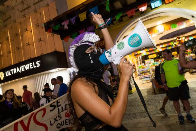 November 25, 2022, Playa del Carmen, Mexico: Women take part during a demonstration on the occasion of the International Day for the Eradication of Violence against Women at Fifth Avenue. on November 25, 2022 in Playa del Carmen, Mexico. Olaya del Carmen Mexico - ZUMAe321 20221125_zia_e321_027 Copyright: xNataliaxPescador xEyepixxGroupx