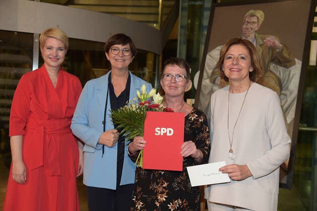 Bilder des Jahres, News 11 November News Themen der Woche KW47 Regine-Hildebrandt-Preis 2020 2022 V.l.n.r...Manuela Schwesig, Saskia Esken, Inge Heimer, PREIS für Omas gegen Rechts, Malu Dreyer Regine-Hildebrandt-Preis im der SPD Haus Verleihung der Preise 2020-2022 in Berlin am 26.11.2022 *** Regine Hildebrandt Prize 2020 2022 V l n r Manuela Schwesig, Saskia Esken, Inge Heimer, PREIS for grannies against the right, Malu Dreyer Regine Hildebrandt Prize in the SPD House Award ceremony 2020 2022 in Berlin on 26 11 2022 Photopress Mueller