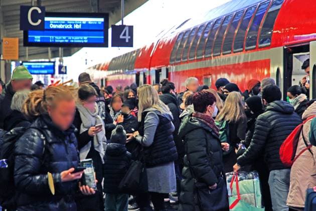 Bahnbetrieb und Störungen Fahrgäste verlassen und betreten einen Regionalexpress während umfangreicher Baumaßnahmen und Personalausfall Essen Nordrhein-Westfalen Deutschland *** Rail operations and disruptions Passengers leave and enter a regional express train during extensive construction work and staff absences Essen North Rhine-Westphalia Germany