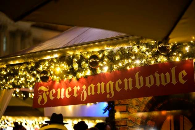 Schild Feuerzangenbowle weihnachtlich beleuchtet mit Tannengirlande und goldenen Weihnachstkugeln - Der Weihnachtszauber am Gendarmenmarkt findet aufgrund von Bauarbeiten in den Jahren 2022-2024 am Bebelsplatz an der Staatsoper statt. Berlin, 26.11.2022 *** Sign Feuerzangenbowle Christmas illuminated with fir garland and golden Christmas balls The Christmas magic at the Gendarmenmarkt will take place due to construction work in 2022 2024 at Bebelsplatz at the State Opera Berlin, 26 11 2022 Foto:xT.xBartillax xFuturexImage