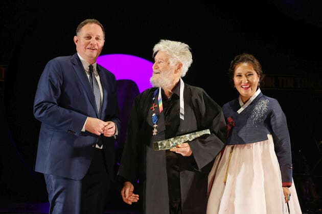 Carsten Brosda, Achim Freyer and Esther Lee at the award ceremony of the German Theater Prize Der Faust 2022 at the Düsseldorf Schauspielhaus Düsseldorf, 26 11 2022 Foto:xK.xSchulzx xFuturexImage