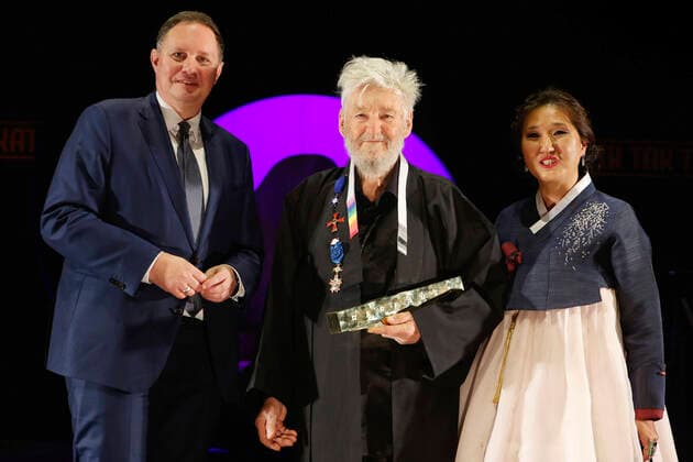 Carsten Brosda, Achim Freyer and Esther Lee at the award ceremony of the German Theater Prize Der Faust 2022 at the Düsseldorf Schauspielhaus Düsseldorf, 26 11 2022 Foto:xK.xSchulzx xFuturexImage