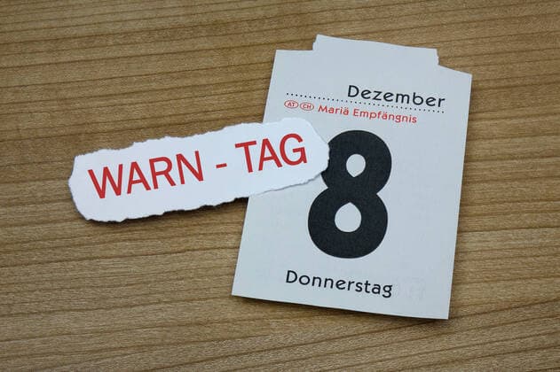 Kalenderblatt und Warn-Tag Kalenderblatt und Warn-Tag, 26.11.2022, Borkwalde, Brandenburg, Auf dem Kalenderblatt vom 8. Dezember 2022 liegt der Schriftzug Warn-Tag. *** Calendar sheet and warning day Calendar sheet and warning day, 26 11 2022, Borkwalde, Brandenburg, On the calendar sheet from 8 December 2022 lies the writing warning day