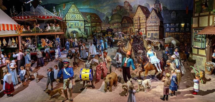 Reisen Kunst Architektur 26.11.2022 Sonneberg Thüringen Deutsches Spielzeugmuseum Thüringer Kirmes Die Â»Thüringer KirmesÂ« ist das bekannteste Ausstellungsstück des Deutschen Spielzeugmuseums. Mit 67 lebensecht wirkenden Figuren stellt es ein typisches ländliches Volksfest der thüringisch-fränkischen Region, die Kirchweih oder Kirmes, des 19. Jahrhunderts dar Foto Eberhard Thonfeld Sonneberg Deutschland *** Travel Art Architecture 26 11 2022 Sonneberg Thuringia German Toy Museum Thuringian Fair The Â Thuringian FairÂ is the most famous exhibit of the German Toy Museum With 67 lifelike figures, it represents a typical rural folk festival of the Thuringian-Franconian region, the Kirchweih or Kirmes, of the 19th century Photo Eb