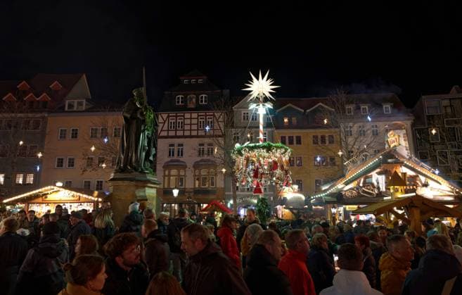 Reisen Kunst Architektur 26.11.2022 Jena Thüringen Weihnachtsmarkt Marktplatz Jenas Gute Stube Thüringer Klose Tannenbaum Weihnachtsbaum Adventskranz Hanfried Denkmal Gedenken an Johann Friedrich I. von Sachsen, dem Begründer der Universität Foto Eberhard Thonfeld Sonneberg Deutschland *** travel art architecture 26 11 2022 Jena Thuringia Christmas market marketplace Jenas Gute Stube Thüringer Klose fir tree Christmas tree Advent wreath Hanfried monument commemoration of Johann Friedrich I of Saxony, the founder of the university photo Eberhard Thonfeld Sonneberg Germany