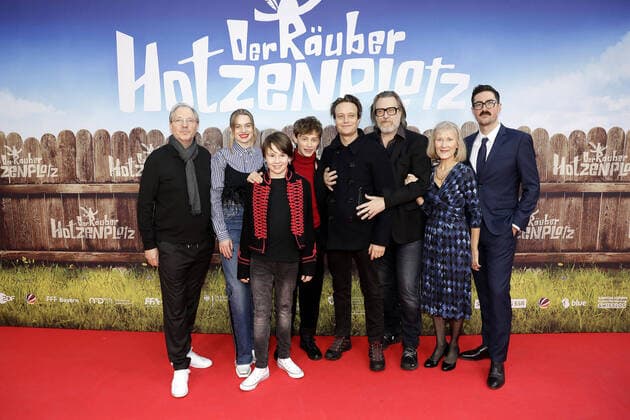 Bilder des Jahres 2022, Entertainment 11 November Entertainment Themen der Woche KW47 Entertainment Bilder des Tages Olli Dittrich, Luna Wedler, Hans Marquardt, Benedikt Jenke, August Dieh, Nicholas Ofczarekl, Hedi Kriegeskotte und Regisseur Michael Krummenacher bei der Der Räuber Hotzenplotz Film Premiere am 27.11.2022 in Berlin Der Räuber Hotzenplotz Filmpremiere in Berlin *** Olli Dittrich, Luna Wedler, Hans Marquardt, Benedikt Jenke, August Dieh, Nicholas Ofczarekl, Hedi Kriegeskotte and director Michael Krummenacher at the The Robber Hotzenplotz movie premiere on 27 11 2022 in Berlin The Robber Hotzenplotz movie premiere in Berlin 