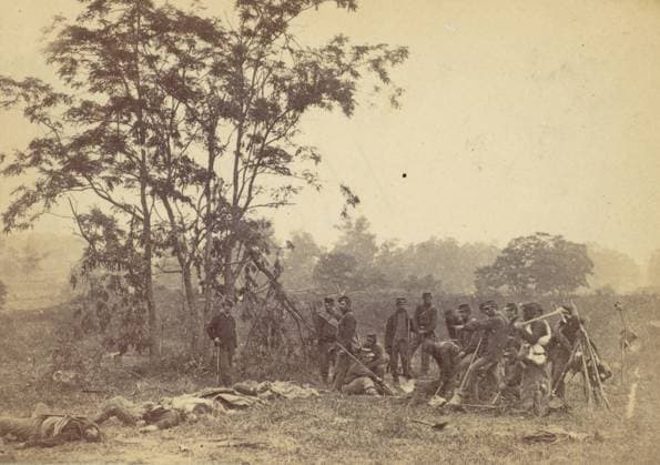 RECORD DATE NOT STATED Burying the Dead on the Battlefield of Antietam, September 1862, 1862. Creator: Alexander Gardner. Copyright:xHeritagexArt HeritagexImagesx IMAGO ,2778324 ! ACHTUNG: AUFNAHMEDATUM GESCHÄTZT!  Copyright:HeritagexArt HeritagexImagesx IMAGO