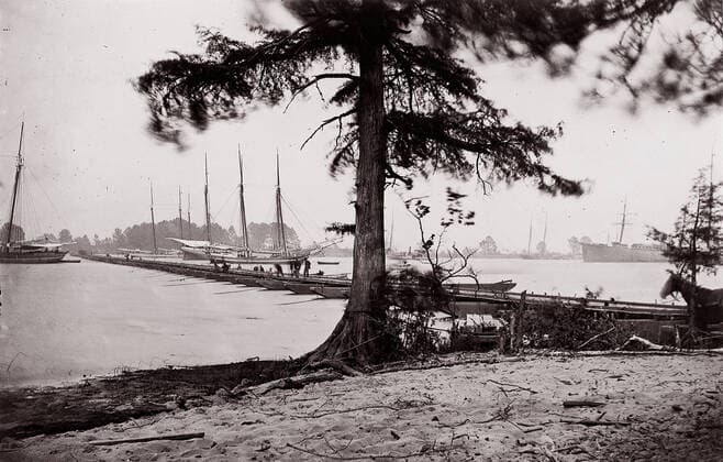 RECORD DATE NOT STATED Pontoon Bridge, James River, 1864. Creator: Andrew Joseph Russell. Copyright:xHeritagexArt HeritagexImagesx IMAGO ,2778396 ! ACHTUNG: AUFNAHMEDATUM GESCHÄTZT!  Copyright:HeritagexArt HeritagexImagesx IMAGO