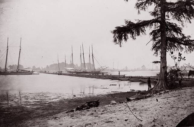 RECORD DATE NOT STATED Pontoon Bridge, James River, 1864. Creator: Andrew Joseph Russell. Copyright:xHeritagexArt HeritagexImagesx IMAGO ,2778400 ! ACHTUNG: AUFNAHMEDATUM GESCHÄTZT!  Copyright:HeritagexArt HeritagexImagesx IMAGO