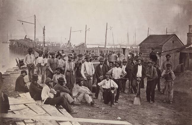 RECORD DATE NOT STATED Laborers at Quartermaster s Wharf, Alexandria, Virginia, 1863-65. Creator: Attributed to Andrew Joseph Russell. Copyright:xHeritagexArt HeritagexImagesx IMAGO ,2778456 ! ACHTUNG: AUFNAHMEDATUM GESCHÄTZT!  Copyright:HeritagexArt HeritagexImagesx IMAGO