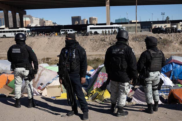 November 27, 2022, JUAREZ, CHIHUAHUA, MEXICO: Municipal police accompanied by the National Guard evacuated the makeshift camp where migrants from Venezuela lived who were returned under title 42 JUAREZ MEXICO - ZUMAp241 20221127_zip_p241_001 Copyright: xDavidxPeinadox