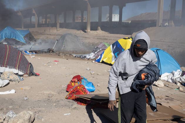 November 27, 2022, JUAREZ, CHIHUAHUA, MEXICO: Municipal police accompanied by the National Guard evacuated the makeshift camp where migrants from Venezuela lived who were returned under title 42 JUAREZ MEXICO - ZUMAp241 20221127_zip_p241_003 Copyright: xDavidxPeinadox